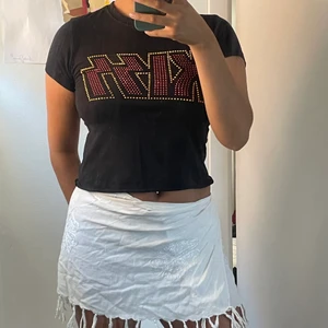 Kiss t-shirt - Klippt tshirt med strass på. Köparen står för frakten 🌟