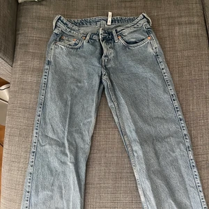 Arrow låga ljusblåa jeans - Ljusblåa låga jeans från weekday i modellen arrow och i storleken 27/32 (Men är relativt små i storleken). Köpt hösten 2021 men använder ej. Endast använt 1 gång. Du står för frakt.
