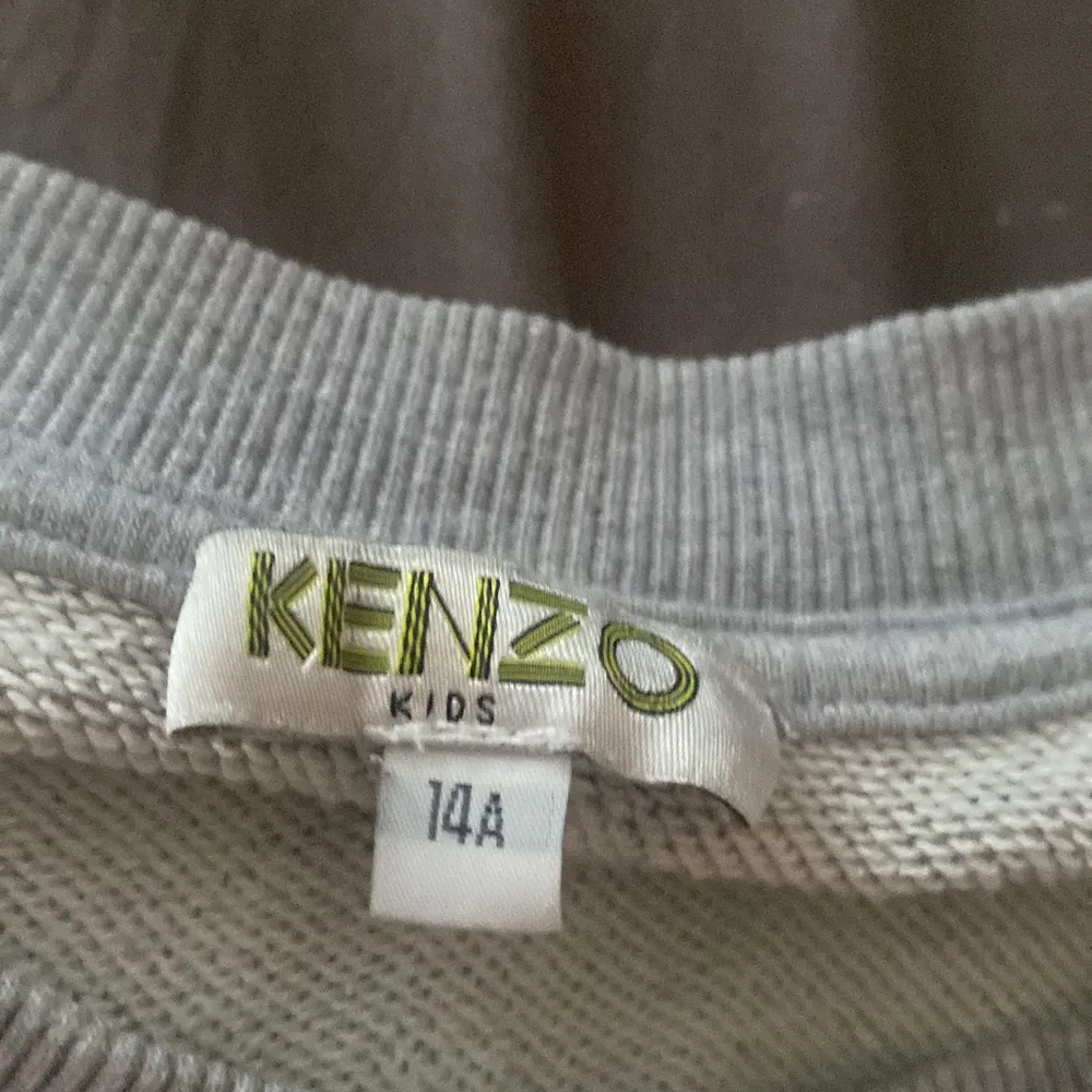 En kenzo tröja andvänd ett flertal gånger anledningen att jag säljer den är för att den är för liten. Tröjor & Koftor.