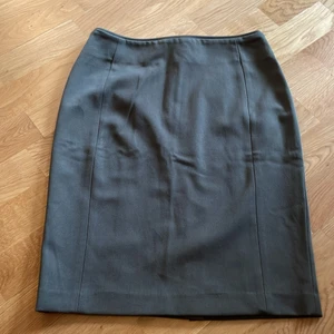 Militärgrön kjol - Militärgrön kjol från H&M. Storlek: 38