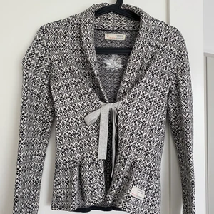 Odd Molly kofta  - Säljer en Odd Molly kofta i fint skick, stl 0 vilket motsvarar Xs/S. Köparen står för frakten💕