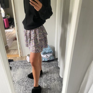 Volangkjol - Blommig volangkjol, aldrig använd