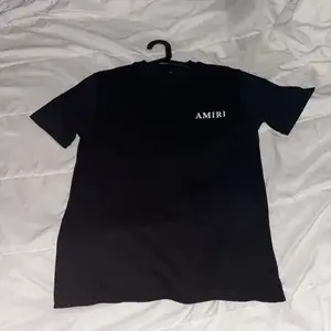 Amiri T shirt (Identisk) Copy. Precis som äkta. Med Amiri tryck på ryggen. Har QR kod och lappar. Aldrig använd  Pris kan diskuteras.