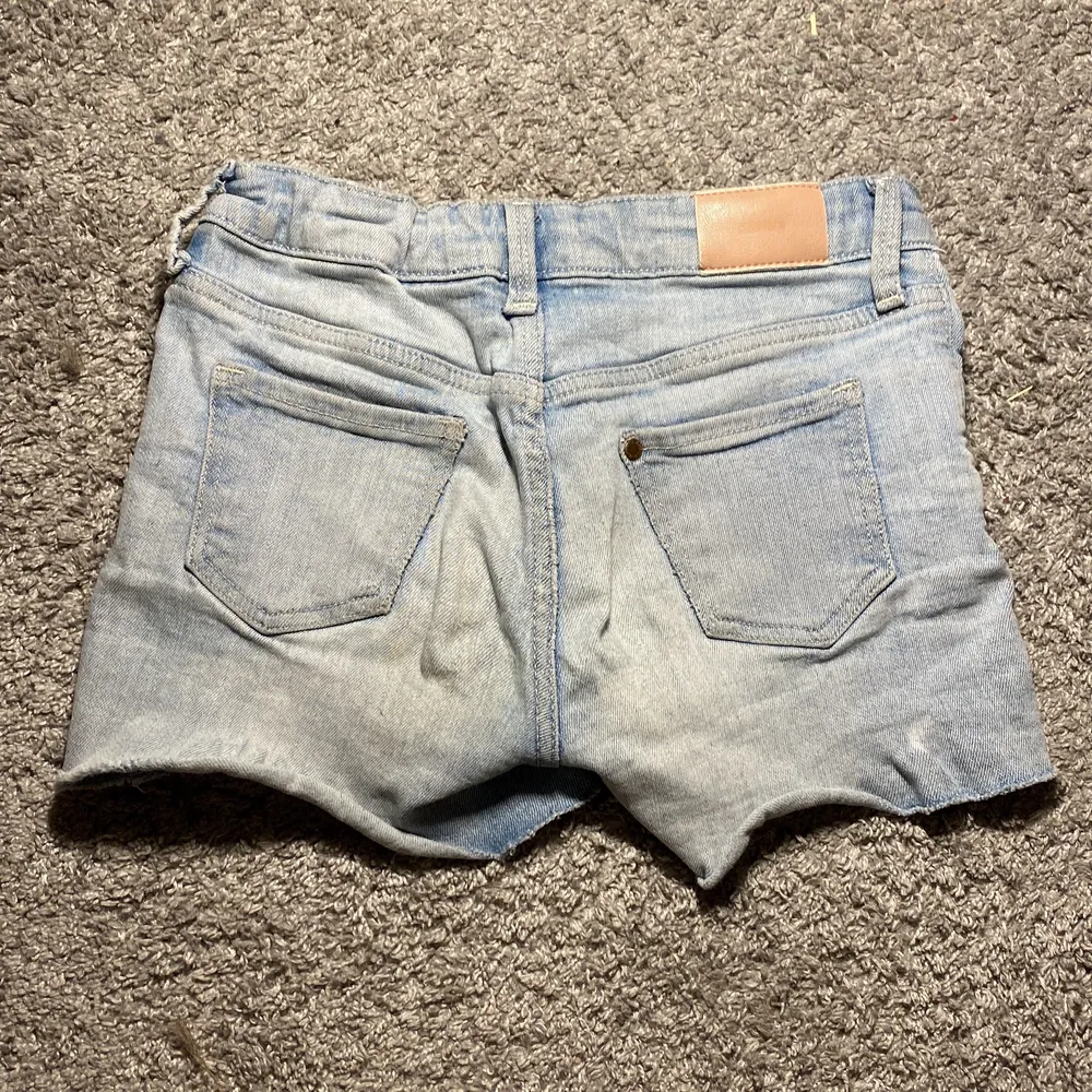 Säljer dessa jätte fina ljusblåa jeans shorts från H&M 💙. Säljer av skäl att den har blivit för små/för tajta 💗. Storleken är 122. . Shorts.