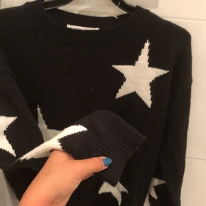 Stjärnig stickad tröja - 20kr+frakt (frakten kostar 39)💓Säljes för att jag inte använder längre. Jätte fin använd fåtal gånger💕 storlek 152. Tvättar innan jag skickar +postbevis sen😻