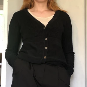 Svart kofta  - En svart stickad kofta från edc. (Det som ser ut som vita fläckar va bara lite ull). 