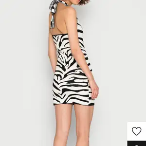 En fin småstickad klänning i zebramönster, prislappen kvar så nyskick. Kan mötas upp i Malmö eller skicka på posten (köparen står för frakten).