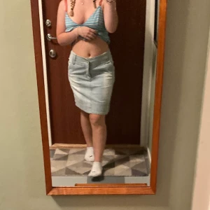 Jeans kjol - Jeans kjol köpt second hand. Jätte skön och fint matrial. Skriv privat för fler frågor/bilder! Köparen står för frakten<3