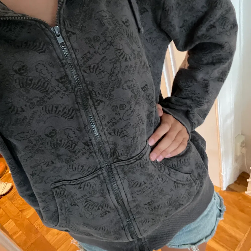 Säljer denna skitcoola zip up hoodien med ett väldigt unikt fint mönster (bild 3). Färgen är mörkgrå. Skriv för fler bilder eller frågor❣️. Hoodies.