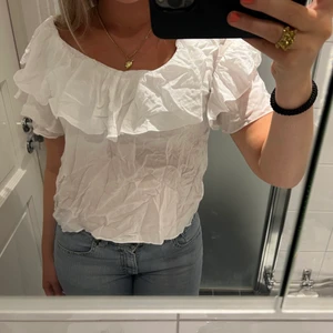 Fin blus💞 - Nästan aldrig använd och i fint skick! Jättesnygg och fräsch  till ett par blå jeans bara💞Lite skrynklig på bilden men kan stryka innan köp🥰