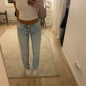 Zara Jeans - Jeans från Zara, använda fåtal gånger. Säljer pga att de inte kommer till användning. Jag är 1.73 cm och de är nästan till marken på mig! 🫶🏻