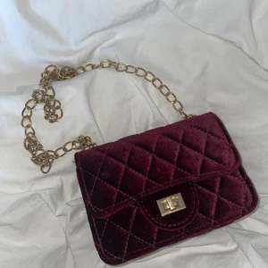 Väska - Superfin väska, som du både kan hålla i och kan ha den runt axeln, den har alltså en lång guldig kedja! Jag säljer den pga att jag inte använder väskor, tyvärr! Denna väska finns inte i butik längre