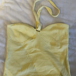 Gullig topp  - Oanvänd topp från Gina Tricot i strl S i en fin somrig gul färg. Säljer då den sitter konstigt på mig med större byst.