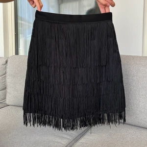 Kjol  - Säljer denna fina svarta kjolen! Nyskick och har inga skador! Kan skicka bild med den på vid intresse 💓