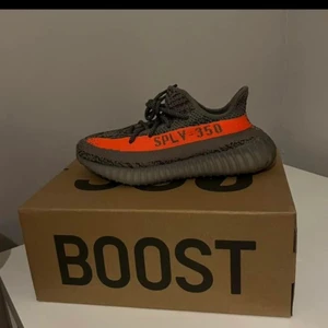 Yeezy Boost 350 V2 Beluga Reflective (2021) - Helt nya Yeezy Boost 350 V2 Beluga Reflective 2021 modell, aldrig använda kommer med original box , kvitto finns.  Storlek 39 Frakt tillkommer   