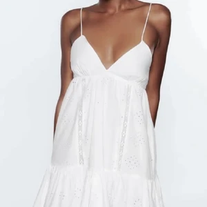 Trendig Zara klänning  - Säljer denna snygga och trendiga klänning från Zara då den inte kommer till andvändning🤍 Andvänd endast en gång och är i nysick🤍 Hör av er för mer info eller fler bilder 