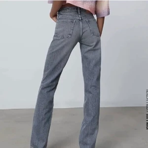 Zara jeans - Mid rise jeans från zara, grå/blå färg.  Strl 36💖