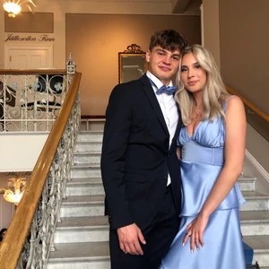 Balklänning i storlek 36 - Blå balklänning använd 1 gång. Köpt på Boohoo 