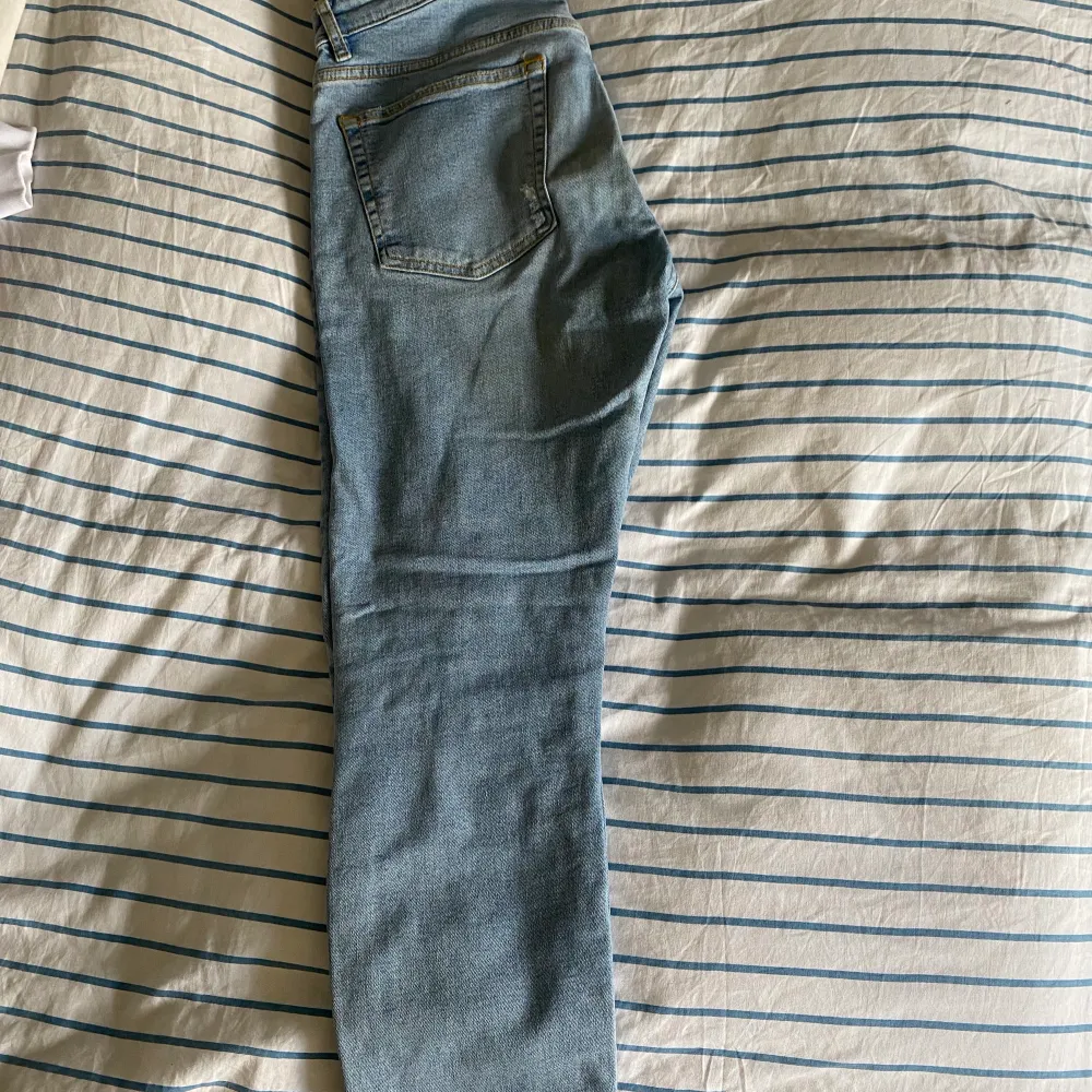 Blåa slitna jeans, nästan helt oanvända . Jeans & Byxor.