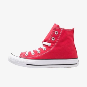 Röda converse  - Röda converse i storlek 40, sparsamt använda! Inga hål och mycket lite slitage (om ens det)