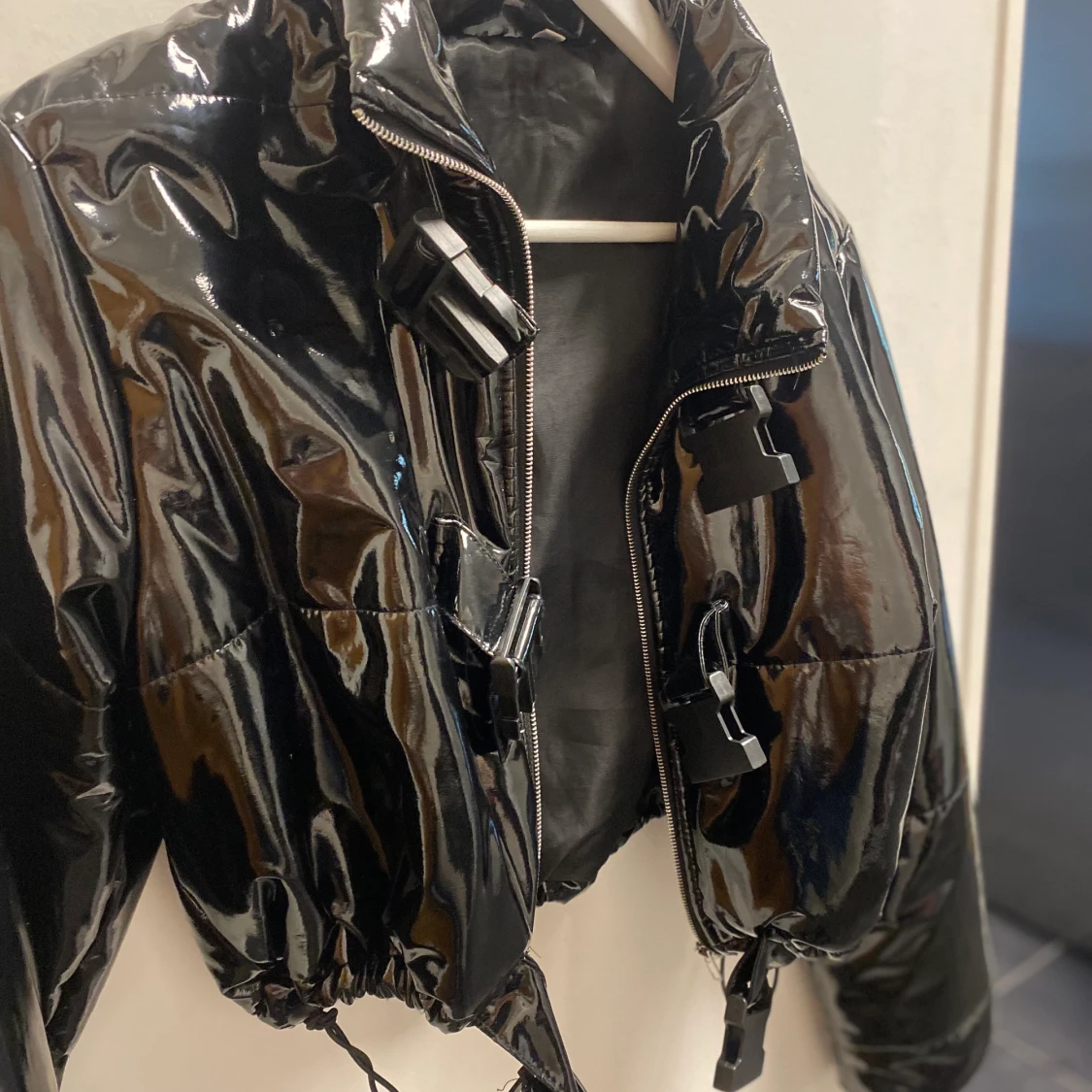 Svart lack jacka  - 90