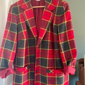 Rutig kavaj - Rutig kavaj, köpt secondhand.  Väldigt fin, men aldrig använd. Gör bättre nytta hemma hos någon annans :)  Skulle beskriva storleken som oversize M