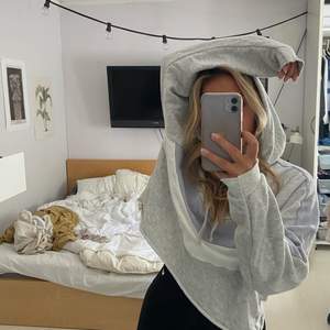 Croppad Pull&Bear hoodie i färgen grå med blå/lila och vita ränder. Strlk M, är som en oversized small typ. 