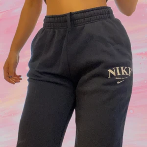 Nike byxor - Köpte dem för ett tag sedan för 649kr och dem kommer inte till användning längre. Inga defekter 