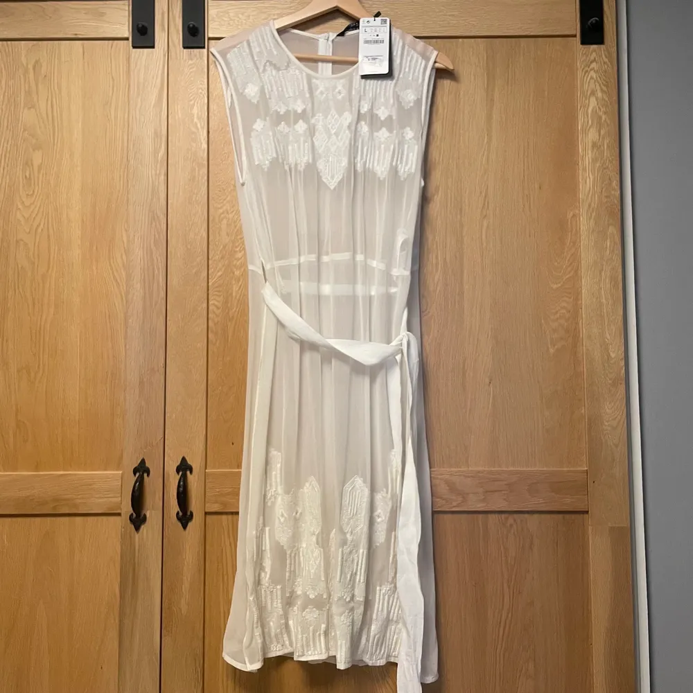 En off-white tunika från Zara Woman. Oanvänd!. Övrigt.