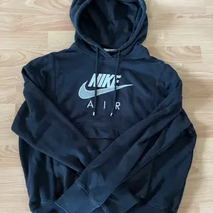 Helt oanvänd Nike Air hoodie med fickor. Storlek Xs men passar även S. Nypris 750kr. 