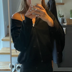 Ziphoodie - Svart ziphoodie i fint skick, knappt använd