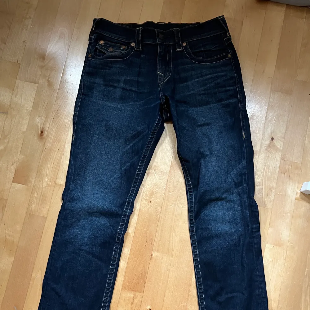 Jeansbit ditsydd för extra bootcut dem e stretchiga så passar i proncip alla. Jeans & Byxor.