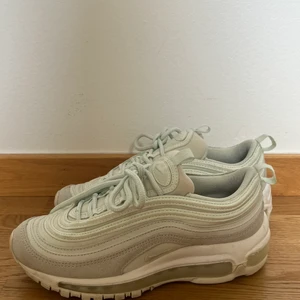 Nike air max torcouise 36  - Köptes i Valencia för några år sedan men har inte kommit till användning alls. Är i storlek 35.5 men funkar till 36-37 också. Köpare står för frakt 