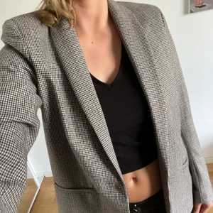 Kavaj Hundtandsmönstrad - Kavaj i ylle. Mycket gott skick, nästintill oanvänd men behöver säljas pga flytt. Rak till passformen med rena linjer. Elegant❣️