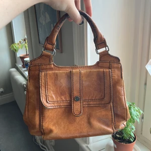 Vintage läderväska  - Jättefin vintage läderväska✨ i hyfsat gott skick! Perfekt nu till hösten, väldigt rymlig och praktisk 💓💓 En väska i äkta läder, köpt för 400kr ✨