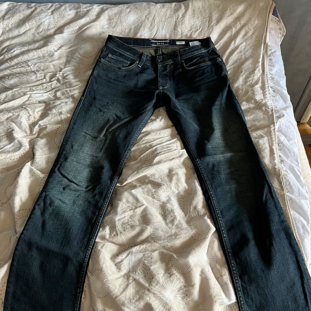 Jeans från Salsa. Känd butik i portugal. Dessa jeans sitter riktigt bra och skulle säga mer att länden är som 32 och inte 34. Färgen är mörkgrön. . Jeans & Byxor.