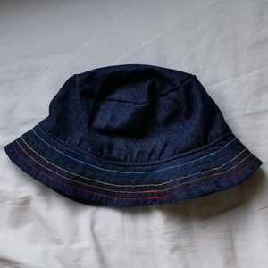 Buckethat - Egen sydd buckethat i jeanstyg med regnbåge längs kanten! 