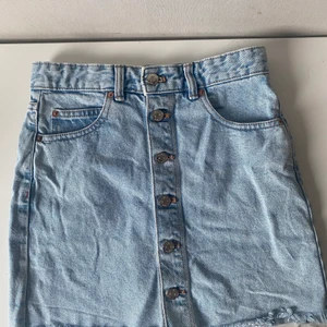 Kjol  - En mycket fin kjol från pull and bear köpt förra året. Jättefin passform men för liten för mig nus väljer att sälja den. Köpt för 249 kronor men säljer för 50 kronor i storlek  S skulle även säga att den passar Xs 