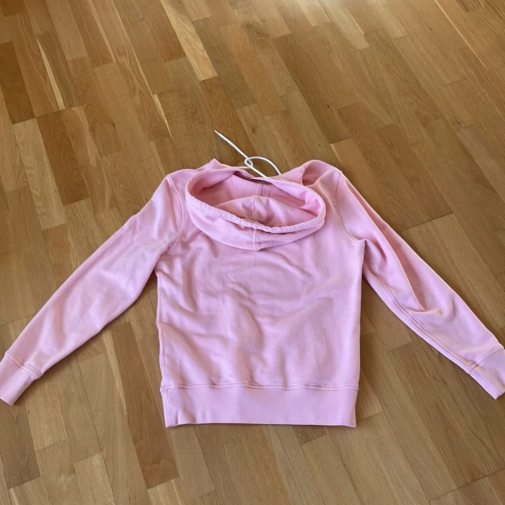 Rosa Levis hoodie, oanvänd Köparen står för frakt.. Hoodies.