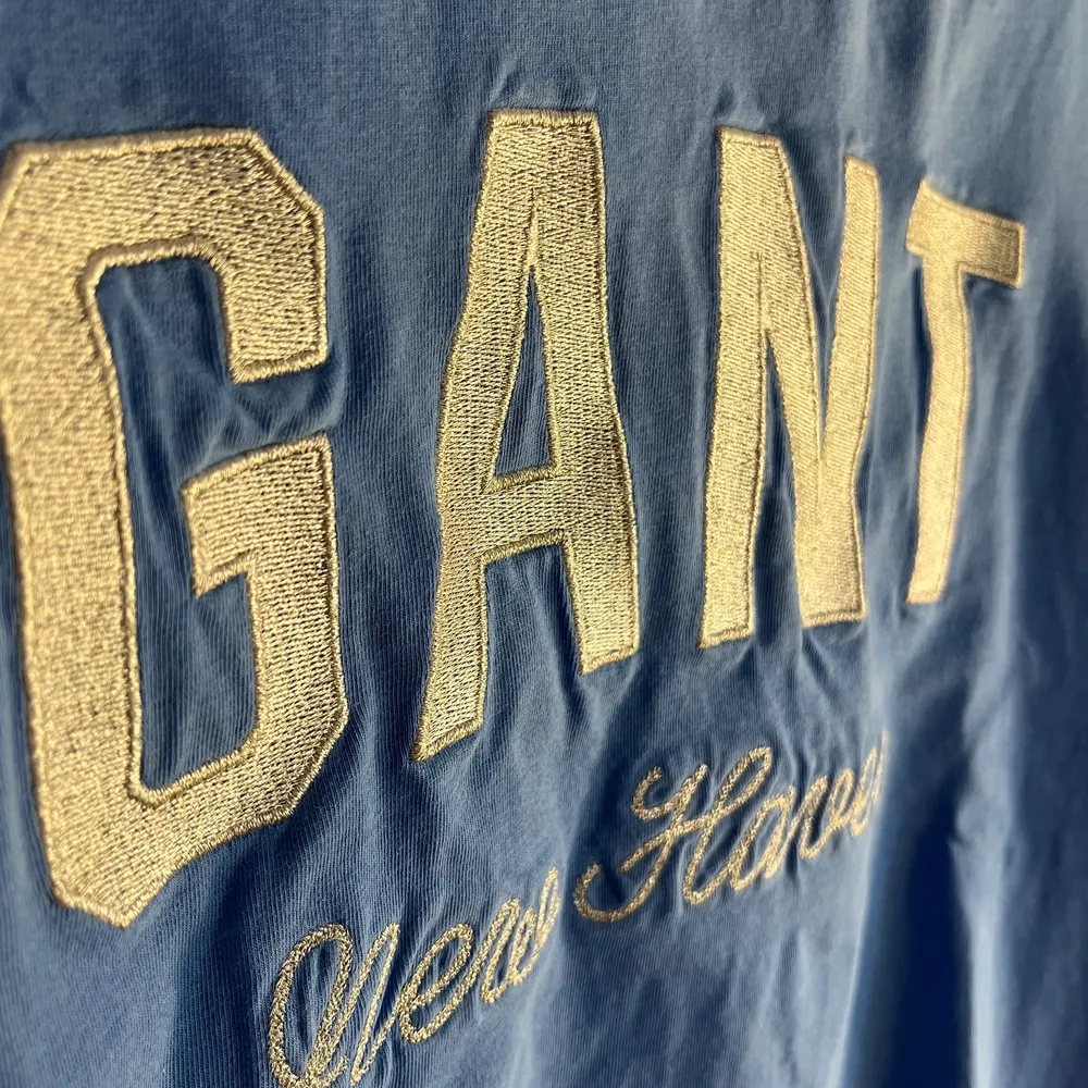 Superfin tröja ifrån Gant. Använd typ 2 gånger.Nypris ca 400. Skulle säga att det är en storlek mindre än storlek mindre än vad det står.. T-shirts.