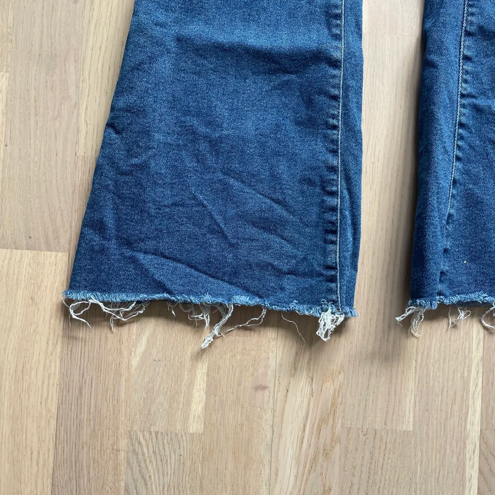 Blåa lite ”blekta” utsvängda jeans från BikBok. Storlek M. Jeans & Byxor.