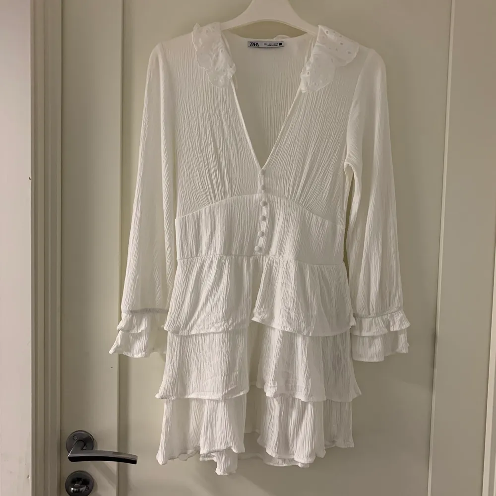 Säljer nu min vita volangklänning från zara eftersom den inte kommer till användning. Har endast användas en gång och är Därför som i nyskick. Köpt för 500kr💗. Klänningar.