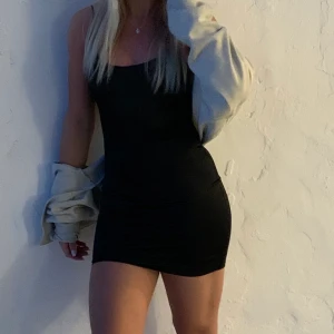 Satin klänning  - Svart satin klänning, storlek xs-s