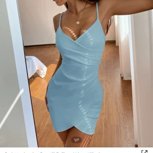 Blå klänning  - Som ny! Knappt använd storlek s