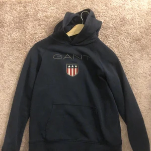 Hoodie  - En klassisk gant hoodie som är både för tjej och kille 