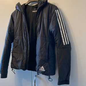 Adidas  - Säljer min adidas regn/vinter jacka Nypris 1100kr Säljer den för 400kr