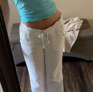 ROXY linnebyxor - Funderar på att sälja mina Roxy linnebyxor fast i storlek M (alltså inte de på bilderna) Har tyvärr inga bilder när jag har storlek M på mig men kan gärna ta några och skicka privat om man vill det!💕💫