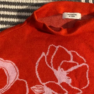 Blommig tröja  - Jätte fin tröja i ny skick, på lappen står det L men jag som oftast har S passar den även på 😁 ✨