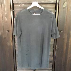 Drop Dead T-Shirt från 2017. Bra skick, sällan tvättad/använd. Passar någon med Medium-small storlek då den är rätt lång.