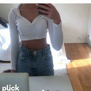 Topp från Zara - Säljer denna jättefina topp från Zara i storlek xs. Den är i bra skick. Säljer för 70kr + 40kr frakt 💕